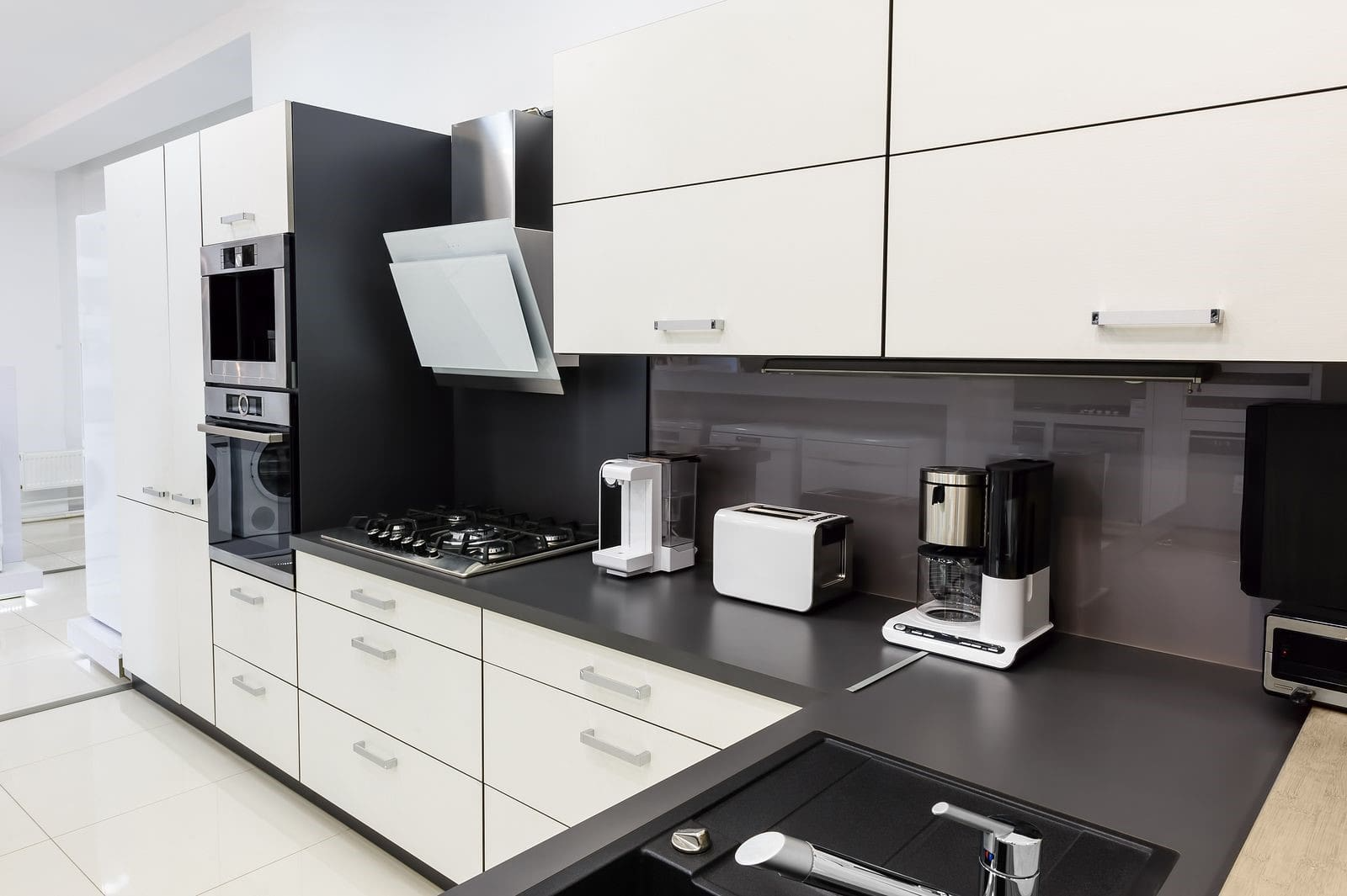 These Tuxedo Cabinets are One of 2017โs Hottest Kitchen Remodel Trends